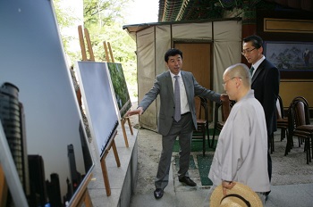 시각장애인 사진전을 연 양종훈 상명대 영상.미디어연구소장(왼쪽), 설명을 듣는 주지 지관스님(가운데)과 김영종 종로구청장(오른쪽)