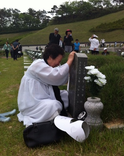 5·18 묘역을 찾아 오열하는 유가족 