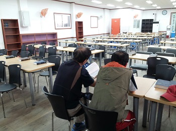 노숙인으로 사단법인 참좋은친구들에서 식사봉사에 참여하고 있는 조안영, 박상길씨(가명)