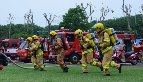 소방대원 화재진화 시범훈련 &copy;영등포소방서