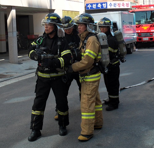 주택가  골목길에서 소방 적응훈련을 실시하고 있는 소방대원들