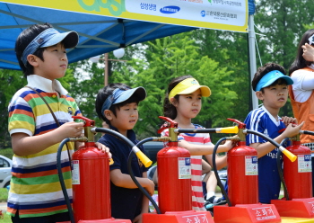 행사에 참가한 학생들이 소화기 사용법 교육을 받고있다