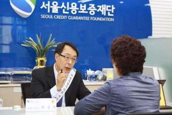 일일 명예지점장으로 고객 상담을 하고 있는 최웅식 시의원 