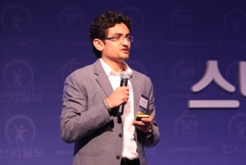 IT 기술의 평화적 이용을 거듭 강조한 와엘 고님