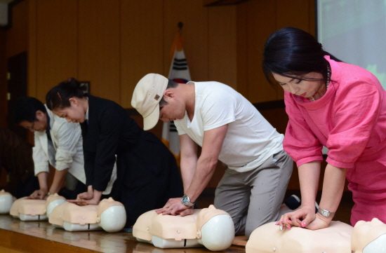  심폐소생술에 대한 교육을 받고 있는 참가자들
