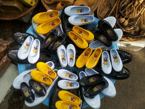 기념품이 되어 새로운 주인을 기다리는 추억의 고무신