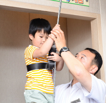 완강기 체험활동에 참가한 이주용 어린이 