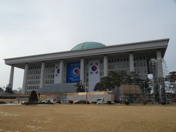 박근혜 대통령 취임식 준비가 진행 중이던 2012년 12월의 국회전경
