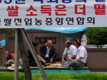 농성중인 임종완 회장(가운데)과 사현준 사무총장(오른쪽)