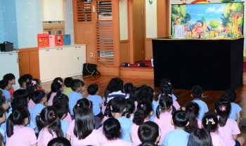  인형극을 관람하고 있는 동천유치원 어린이들