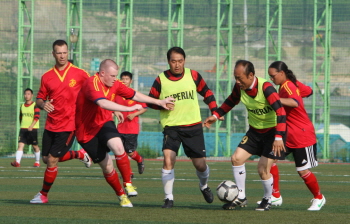 포항시청 축구클럽팀과 캠프 무적팀이 친선 축구경기를 펼치고 있다(사진제공 포항시청)