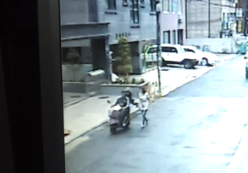 날치기범행 장면(영등포경찰서 제공 동영상 캡쳐)