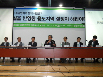 왼쪽부터 이창호 조사관, 윤준용 구의원, 장철순 연구위원, 이우종 교수, 정희윤 연구위원, 김성보 도시정비과장, 김의승 경제정책과장