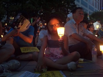  가족과 함께 촛불문화제에 참석한 초등학생