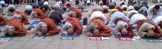 1일 오후 서울 종로 보신각 앞에서 열린 '국정원의 헌법유린 규탄 시국법회'에서 참석자들이 108배를 하고 있다