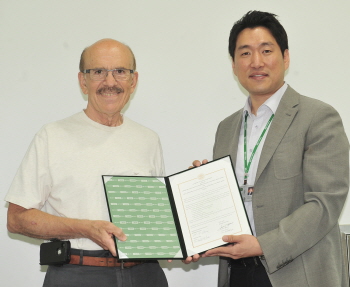 노벨상 수상자인 건국대 루이스 이그나로(왼쪽) 석학교수와 줄기세포교실 한동욱(오른쪽) 교수가 2일 오전 건국대 의학전문대학원에서 열린 줄기세포 신약개발을 위한 MOU 체결 후 기념촬영을 하고 있다(사진제공 건국대학교)