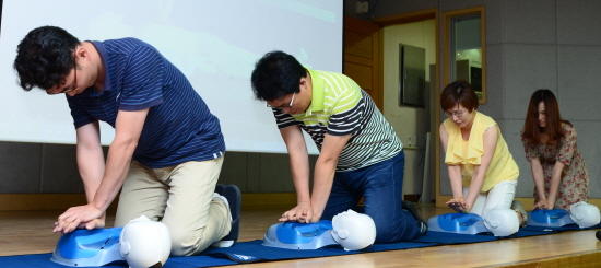 심폐소생술을 체험하는 교사들