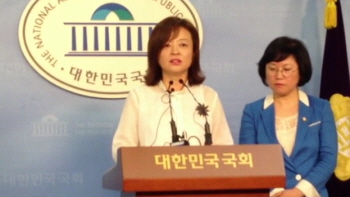 기자회견을 열고 특위위원 사퇴의사가 없다고 밝히고 있는 진선미 의원(왼쪽)과 김현 의원(오른쪽)