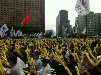 집회 참석자들이 철도 민영화 반대를 외치고 있다
