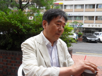 국민들이 보시기엔 부족하게 느끼시는 것 같다며 쑥스러운 표정을 짓고 있는 김종현 사무부총장