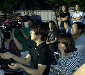 실종자 가족들이 사건축소, 은폐의혹을 제기하며 거칠게 항의하고 있다