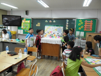 아동 안전지도를 제작하고 있는 학생들