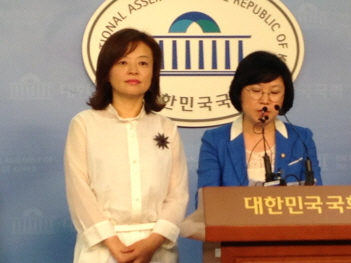 국정원 국정조사 특위 위원에서 자진 사퇴를 선언한 민주당 진선미(오른쪽), 김현 의원