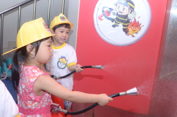 물소화기 체험하는 어린이들