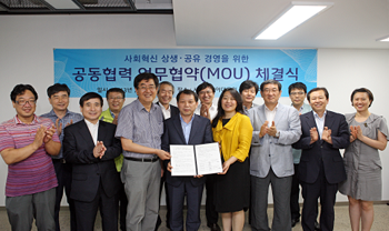 오성규 서울시설공단 이사장(중간), 이은애 사회적경제지원센터장(우측),전효관 청년일자리허브센터장(좌측)