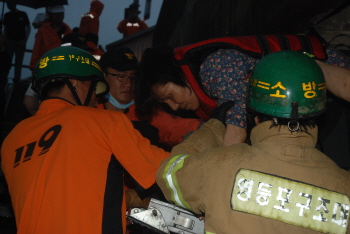 영등포소방서 구조대원들에 의해 무사히 구조되고 있는 구로5동 주민
