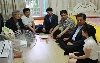 탈북자 가정을 방문한 정찬근 보안협력위원회 위원장(왼쪽 두 번째)과 영등포경찰서 김양중 보안과장(오른쪽 세 번째)