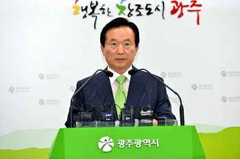 강운태 광주광역시장은 28일 오후 2시 광주시청 브리핑룸에서 2019세계수영선수권대회 유치 신청서의 정부 서류 변경과 관련, 기자회견을 갖고 대 시민 사과·호소문을 발표했다.