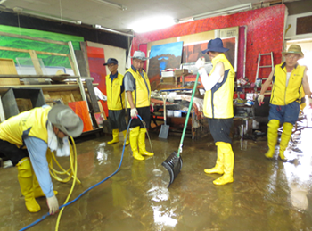 토사제거 작업을 진행하고 있는 자원봉사자