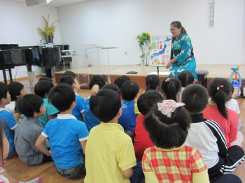 ▲ 2012년에 진행한 ‘세계문화체험 일일교실’ 진행 모습