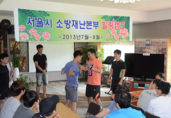 웃음치료 받는 소방관들 