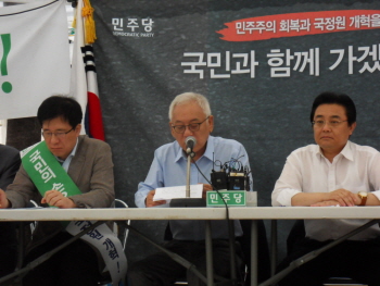  8일 오전 민주당은 서울광장 천막당사에서 처음으로 김한길 대표 주재로 확대간부회의를 열었다.