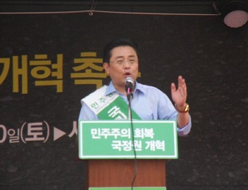 국정원 대선개입과 증거인멸에 대해 강하게 비판하고 있는 전병헌 원내대표