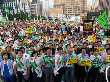 민주당 지도부와 서울광장을 가득 메운 시민들이 국정원 개혁과 대통령 사과를 요구하는 구호를 외치고 있다.
