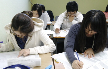  8~9월 주말과 추석 연휴에 수시논술 특강을 실시하는 신우성논술학원(사진제공 신우성학원)