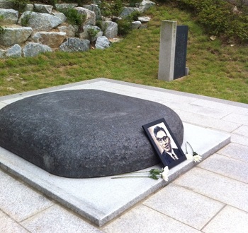 베개 모양의 돌 조형물 Ⓒ신보애