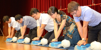 심폐소생술 소방안전교육을 받고 있는 국회입법 조사처 관계자들