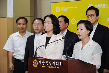 서울시의회 새누리당 소속 의원들은 23일(금) 오전 서울시의회에서 기자회견을 열고 있다. (새누리당 정문진 대변인 앞줄 오른쪽)