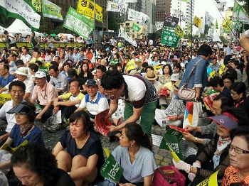 민주주의 회복과 국정원 개혁을 위한 제4차 대국민보고대회에 참석한 관계자와 시민들이 김한길 대표의 발언을 듣고 있다.