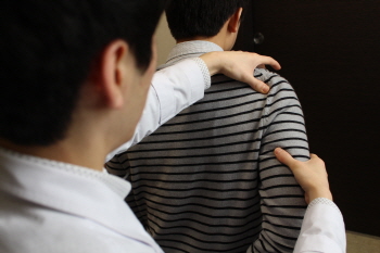 오십견을 예방하기 위해 앉을 때는 항상 바른 자세를 유지하는 것이 좋다. &copy;사랑모아마취통증의학과의원