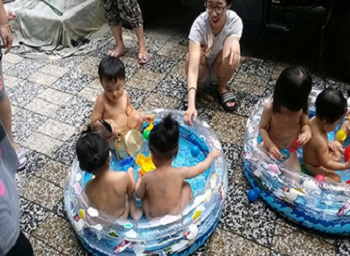 마당에서의 물놀이 