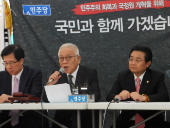 모두발언을 하고 있는 김한길 대표(가운데)