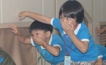 영신어린이집 원생들이 화재대피요령 소방안전교육을 받고있다'