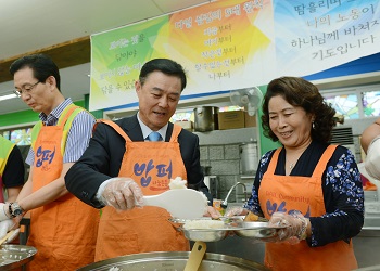 ‘밥퍼나눔봉사’활동으로 나눔과 섬김의 이웃사랑을 펼친 서울특별시의회 김명수 의장