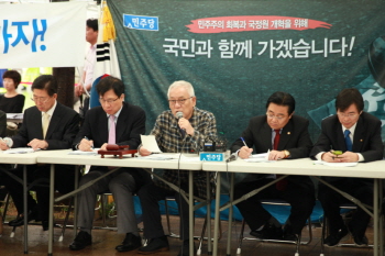 서울광장에서 열린 민주당 제56차 최고위원회에 참석한 김한길 대표가 모두 발언을 하고 있다. &copy;안영혁