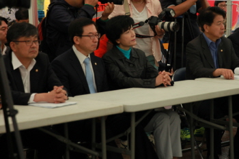 신경민 최고위원의 모두 발언을 듣고 있는 노웅래(왼쪽), 김영주 의원(왼쪽에서 두 번째) &copy;안영혁